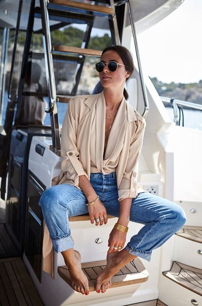 gabardina fluida en camel y body cruzado en beige de Patrizia Pepe - Pilar Olmo
